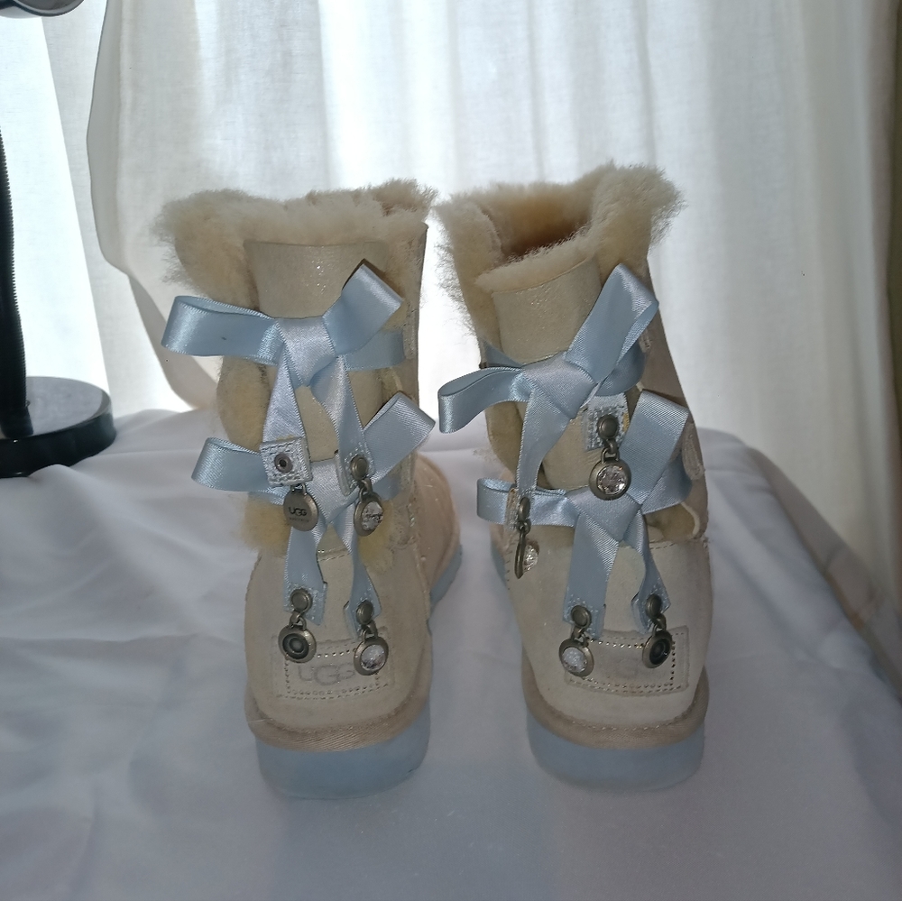 EUC UGG “I Do” Bailey Bow Bling silver shimmering boots w/ crystals sz 7W